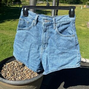 Levi’s 80s mom Jean short